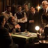 Fernando Guillén Cuervo jugando a las cartas en 'Seis hermanas'