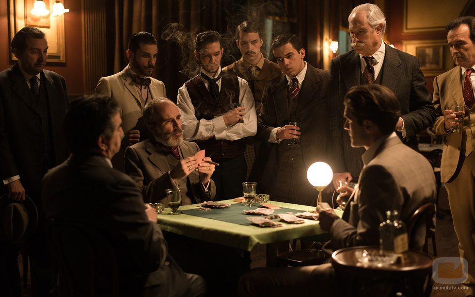 Fernando Guillén Cuervo jugando a las cartas en 'Seis hermanas'