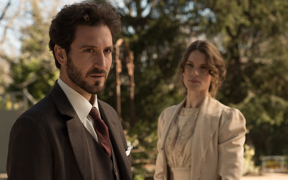 Álex Gadea junto con Mariona Tena en un capítulo de 'Seis hermanas'