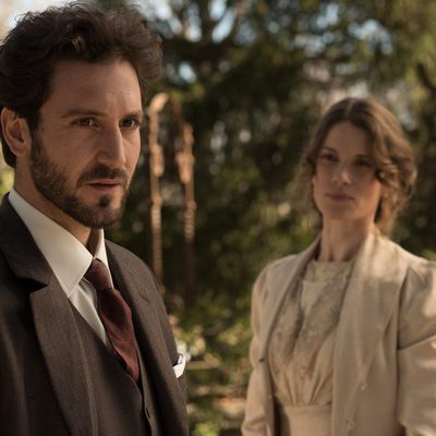 Álex Gadea junto con Mariona Tena en un capítulo de 'Seis hermanas'