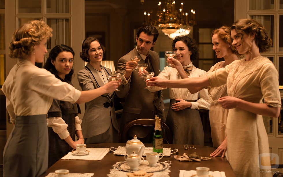 Álex Adróver brindando con las hermanas de 'Seis hermanas'