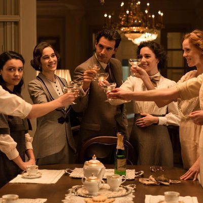 Álex Adróver brindando con las hermanas de 'Seis hermanas'