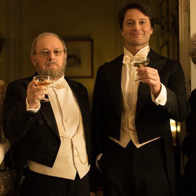 Rodolfo Loygorri y Blanca brindando junto al padre de esta en 'Seis hermanas'