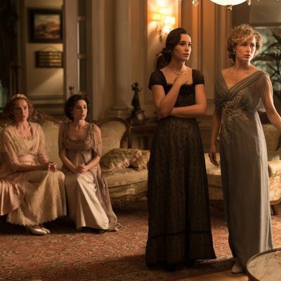 Cuatro de las hermanas preocupadas en un capítulo de 'Seis hermanas'