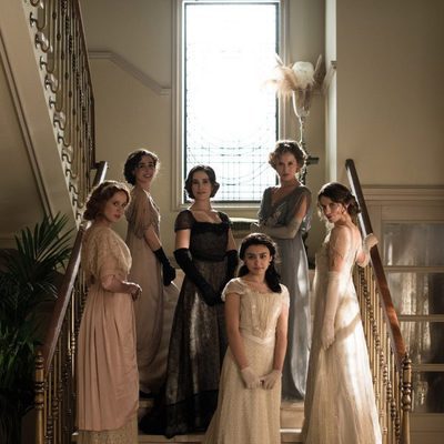 Todas las hermanas de 'Seis hermanas' en una imagen promocional