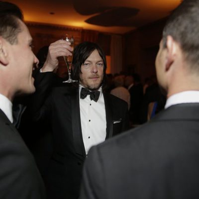 Norman Reedus alzando una copa en la Cena de Corresponsales de la Casa Blanca
