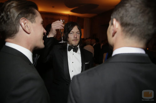 Norman Reedus alzando una copa en la Cena de Corresponsales de la Casa Blanca