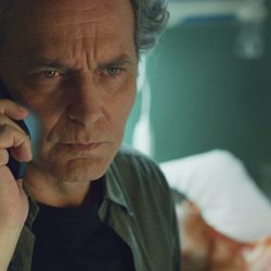 José Coronado al teléfono en el tercer capítulo de la segunda temporada de 'El Príncipe'
