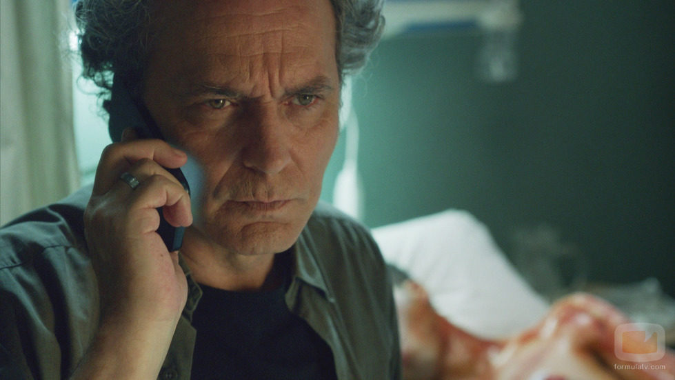 José Coronado al teléfono en el tercer capítulo de la segunda temporada de 'El Príncipe'