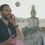 Iñaki hablando por teléfono en el cuarto capítulo de 'Allí abajo'
