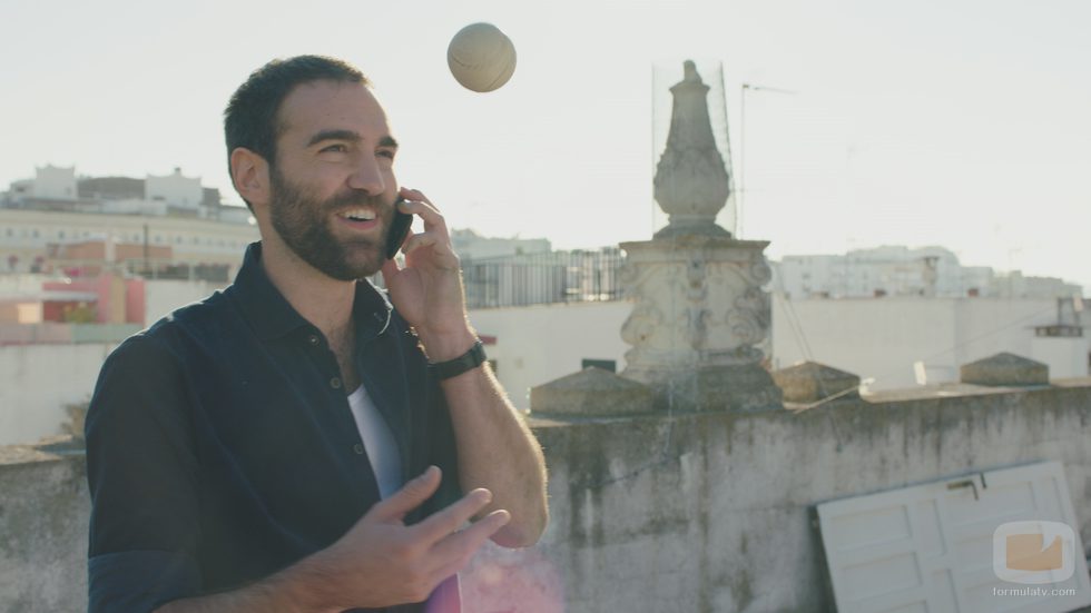 Iñaki hablando por teléfono en el cuarto capítulo de 'Allí abajo'