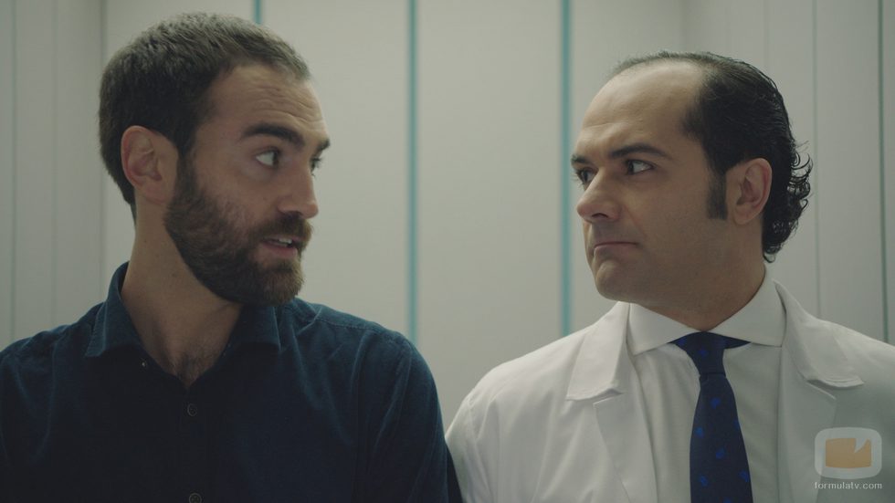 Iñaki y Rober se miran en el cuarto capítulo de 'Allí abajo'