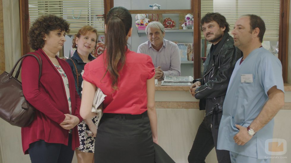 Un extraño personaje al que todos miran en el cuarto capítulo de 'Allí abajo'