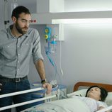 Iñaki preocupado por su madre en el hospital en el cuarto capítulo de 'Allí abajo'