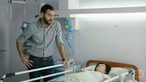 Iñaki preocupado por su madre en el hospital en el cuarto capítulo de 'Allí abajo'