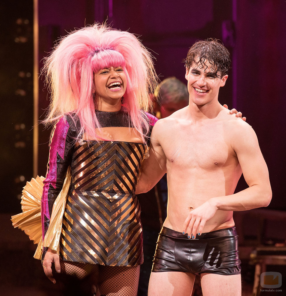 Rebecca Naomi Jones y Darren Criss en "Hedwig And The Angry Inch"