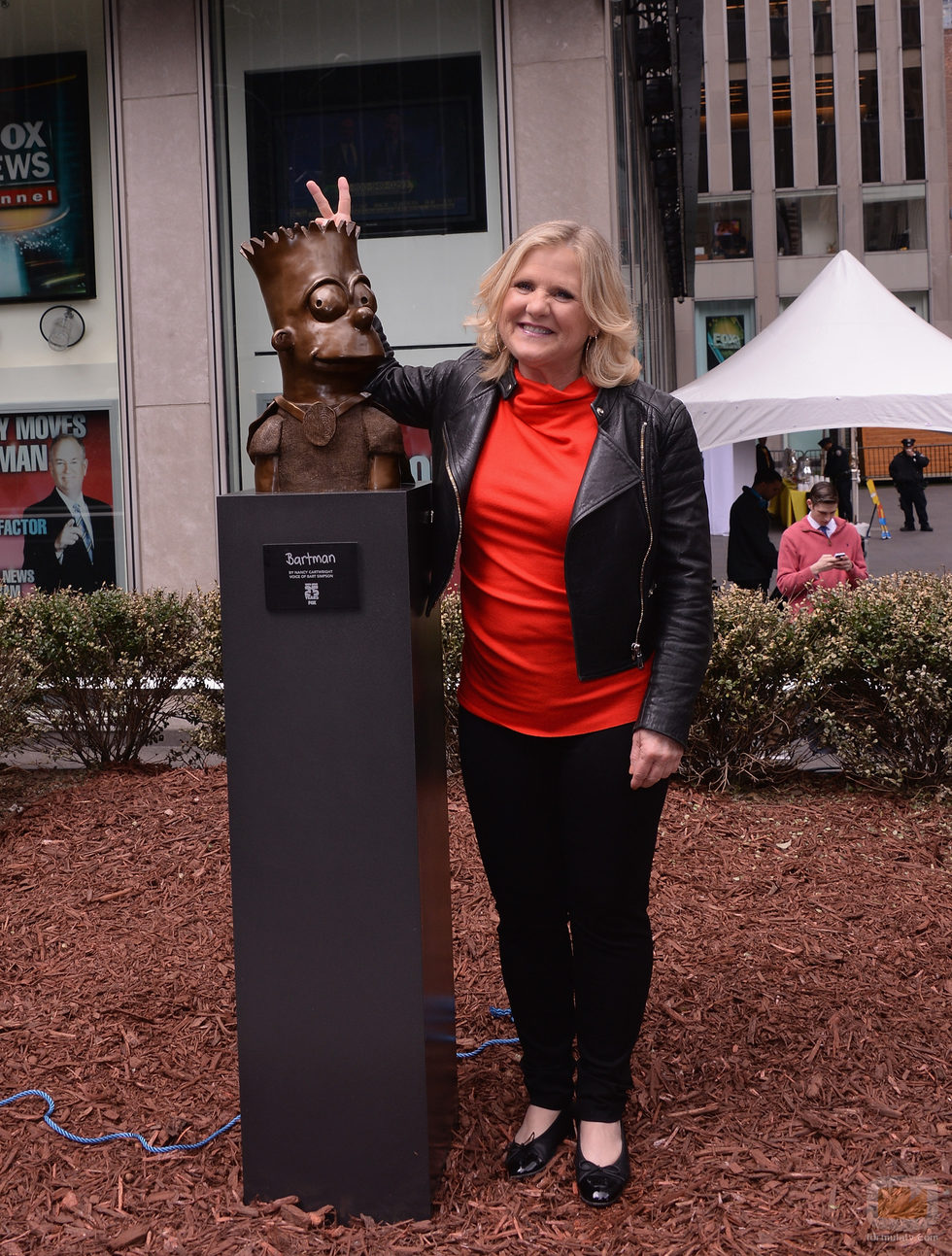 Nancy Catwright inaugura su escultura de Bart Simpson en Nueva York