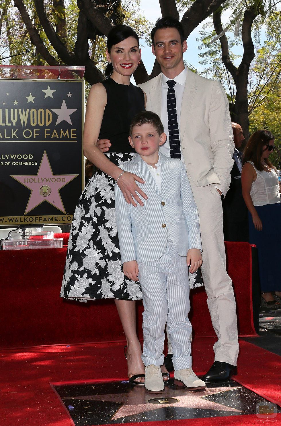 Julianna Margulies con su marido e hijo en el Paseo de la Fama