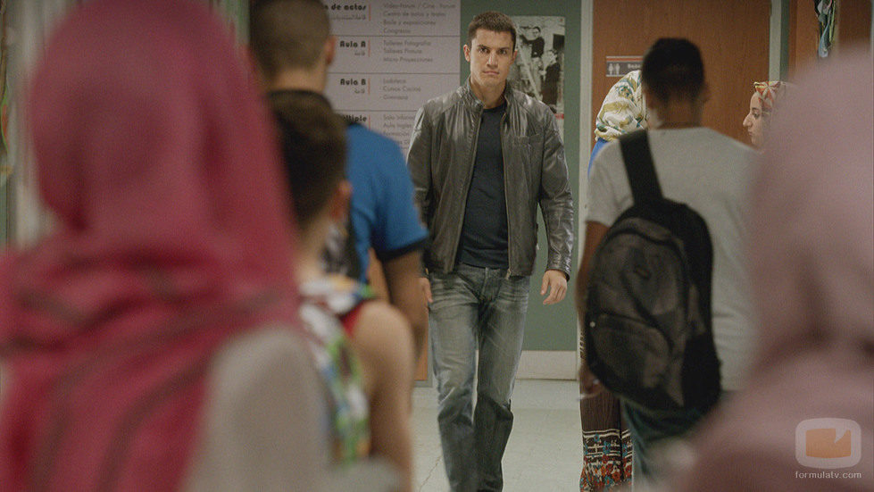 Morey se acerca a Fátima en el cuarto capítulo de la segunda temporada de 'El príncipe'