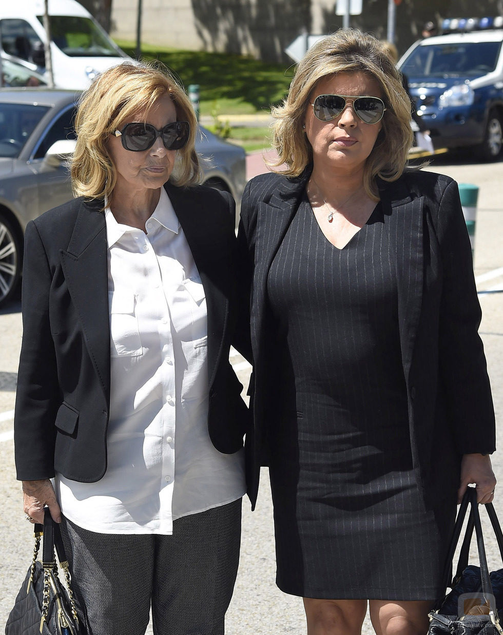 Maria Teresa Campos y Terelu durante el entierro de Jesús Hermida