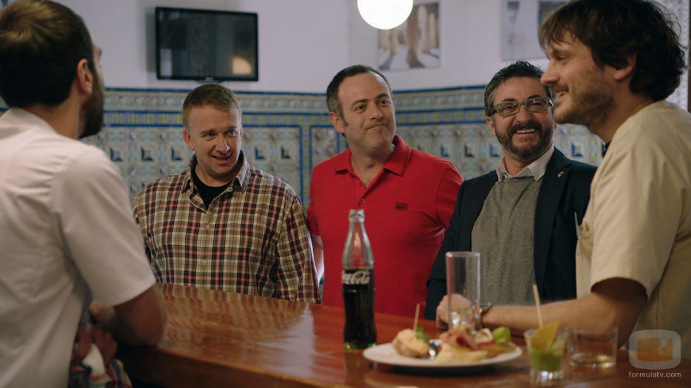 Los amigos de Iñaki descubren Sevilla y sus gentes en el sexto capítulo de 'Allí abajo'