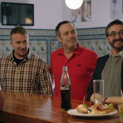 Los amigos de Iñaki descubren Sevilla y sus gentes en el sexto capítulo de 'Allí abajo'