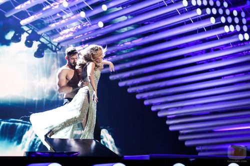 Giuseppe di Bella hace volar a Edurne durante el primer ensayo del 'Festival de Eurovisión 2015'