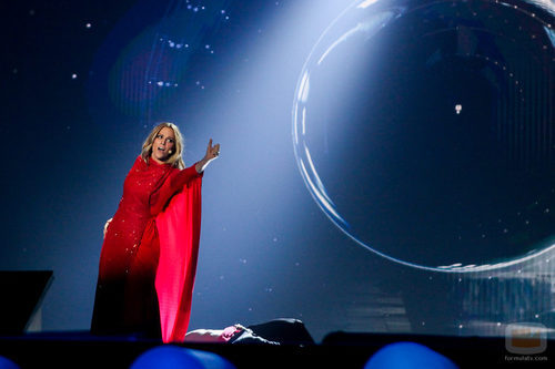 Edurne cantando con su vestido rojo en el primer ensayo del 'Festival de Eurovisión 2015'