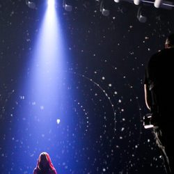Edurne, con una capucha en el primer ensayo del 'Festival de Eurovisión 2015'