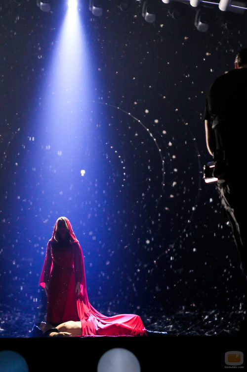 Edurne, con una capucha en el primer ensayo del 'Festival de Eurovisión 2015'