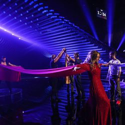 Edurne, con el vestido rojo extendido en el primer ensayo del 'Festival de Eurovisión 2015'