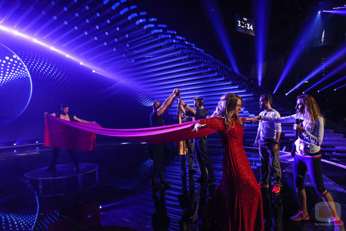 Edurne, con el vestido rojo extendido en el primer ensayo del 'Festival de Eurovisión 2015'
