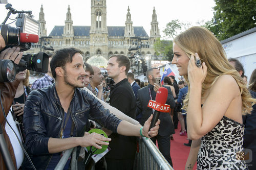 Edurne atendiendo a los medios en la alfombra roja en Viena