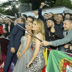 Edurne, Giuseppe y Miryam haciendose un selfie con los fans en la Ceremonia de Bienvenida en Viena