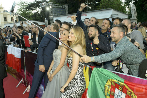 Edurne, Giuseppe y Miryam haciendose un selfie con los fans en la Ceremonia de Bienvenida en Viena