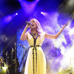 Edurne cantando con un vestido blanco en la Welcome Party en el Euroclub