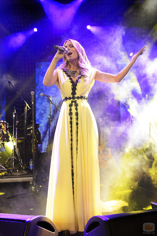 Edurne cantando con un vestido blanco en la Welcome Party en el Euroclub