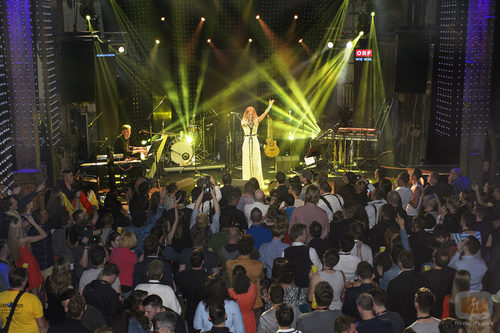 Edurne cantando en el Euroclub en la Welcome Party en Viena