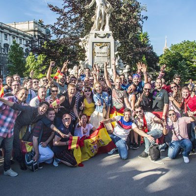 Los fans del Festival de Eurovisión 2015 posan junto a Edurne en Viena