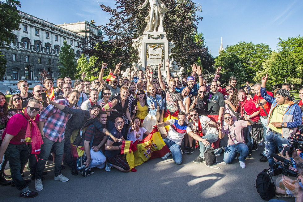 Los fans del Festival de Eurovisión 2015 posan junto a Edurne en Viena