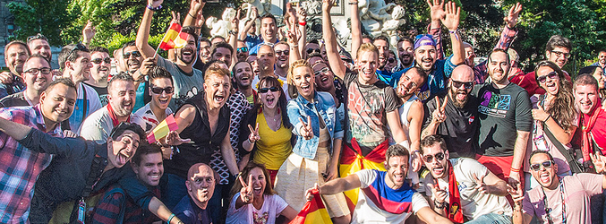 Los fans del Festival de Eurovisión 2015 posan junto a Edurne en Viena