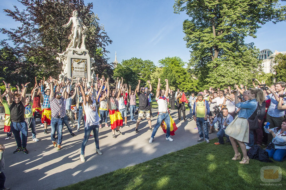 Edurne aplaude el flashmob coreografiado por Miryam Benedited y Giuseppe Di Bella