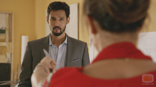 Khaled amenazado con un cuchillo por Fátima en el sexto capítulo de 'El príncipe'