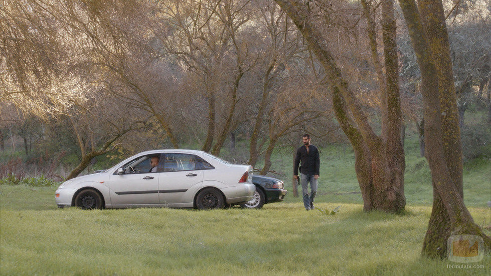 Faruq andando por un bosque en el sexto capítulo de la segunda temporada de 'El Príncipe'