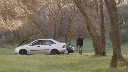 Faruq andando por un bosque en el sexto capítulo de la segunda temporada de 'El Príncipe'