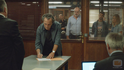 Fran firmando en la comisaría en el sexto capítulo de la segunda temporada de 'El Príncipe'