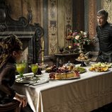 La marquesa y el comisario se sientan a la mesa en el cuarto capítulo de la séptima temporada de 'Águila Roja'