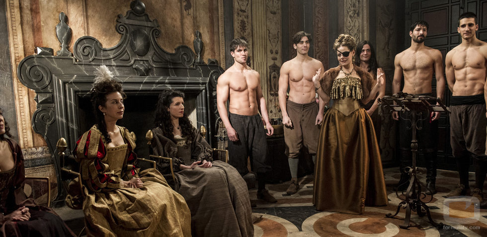 La marquesa ante un grupo de hombres sin camisa en el cuarto capítulo de la séptima temporada de 'Águila Roja'