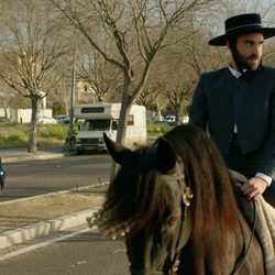 Iñaki, a caballo, en el séptimo capítulo de 'Allí abajo'