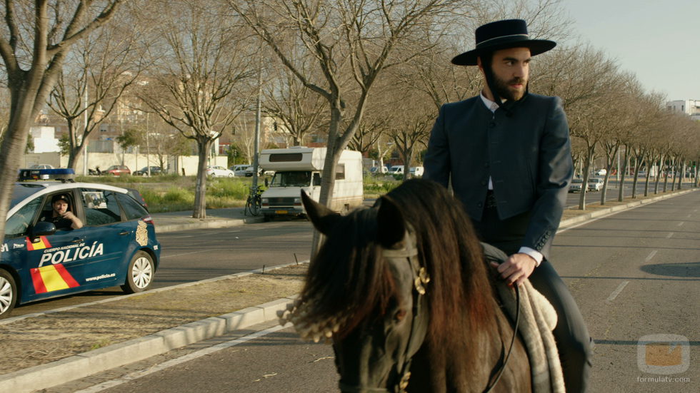 Iñaki, a caballo, en el séptimo capítulo de 'Allí abajo'